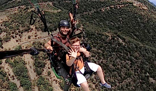 Uçmakdere'de Gökyüzü Macerası: 5 Yaşındaki Bir Çocuğun Yamaç Paraşütü Heyecanı ve Mutluluğu